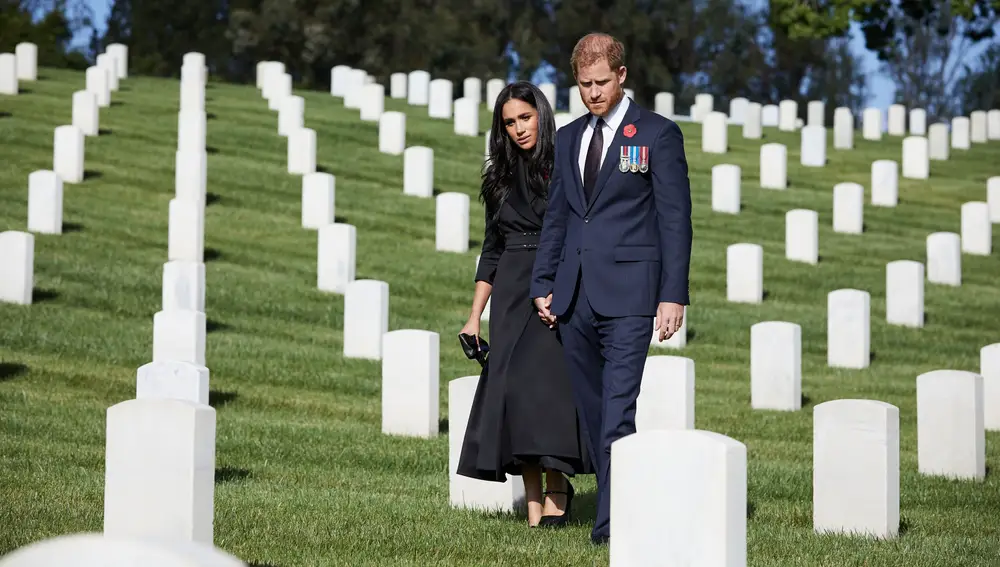 Britain's Prince Harry and Meghan, Duchess of Sussex visit the Los Angeles National Cemetery in honour of Remembrance Sunday, in Los Angeles, California, U.S., November 8, 2020. LEE MORGAN/Handout via REUTERS THIS IMAGE HAS BEEN SUPPLIED BY A THIRD PARTY. MANDATORY CREDIT. NO RESALES. NO ARCHIVES.
