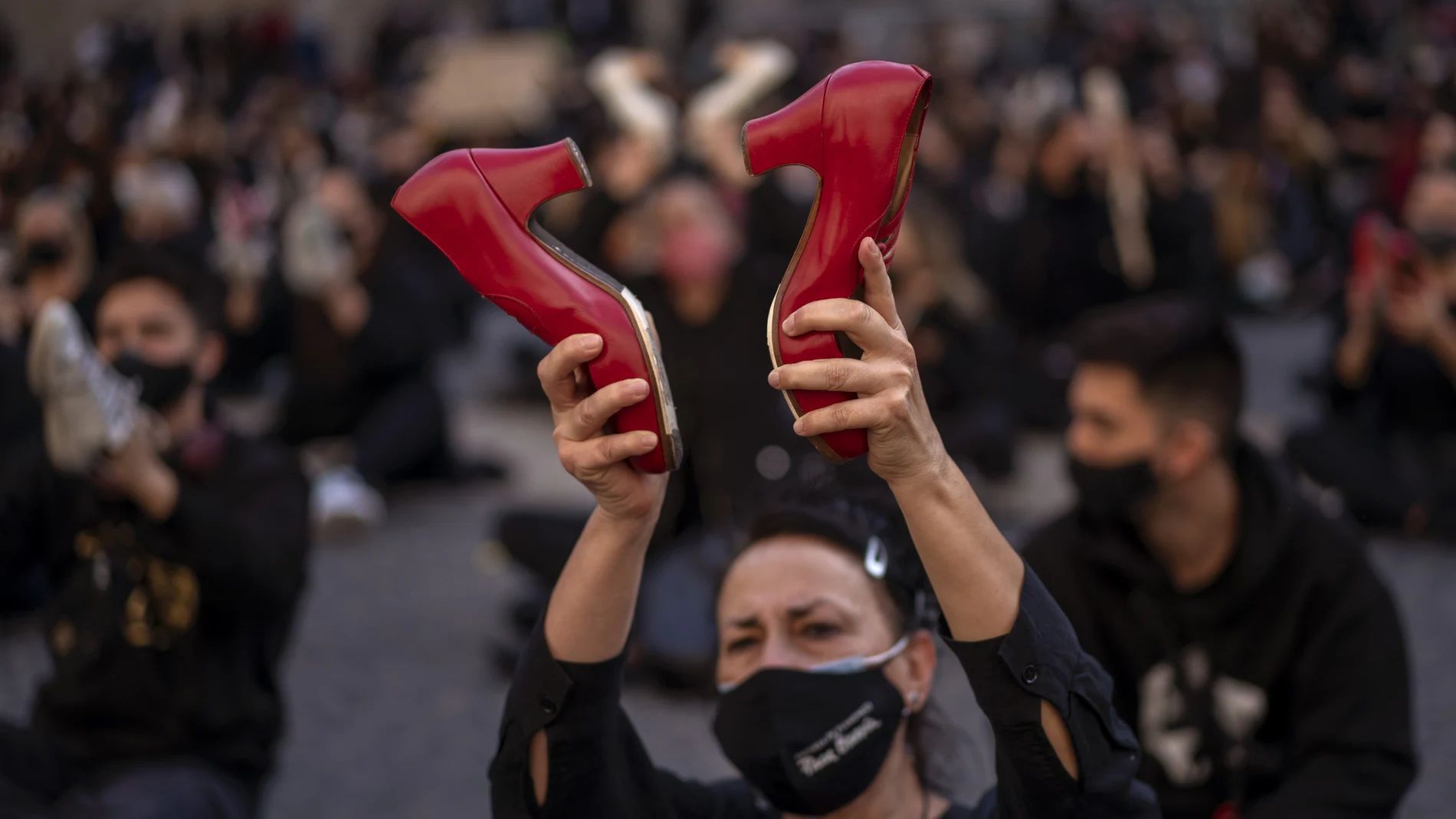 Una bailaora de flamenco, durante una protesta en Barcelona por la situación del sector