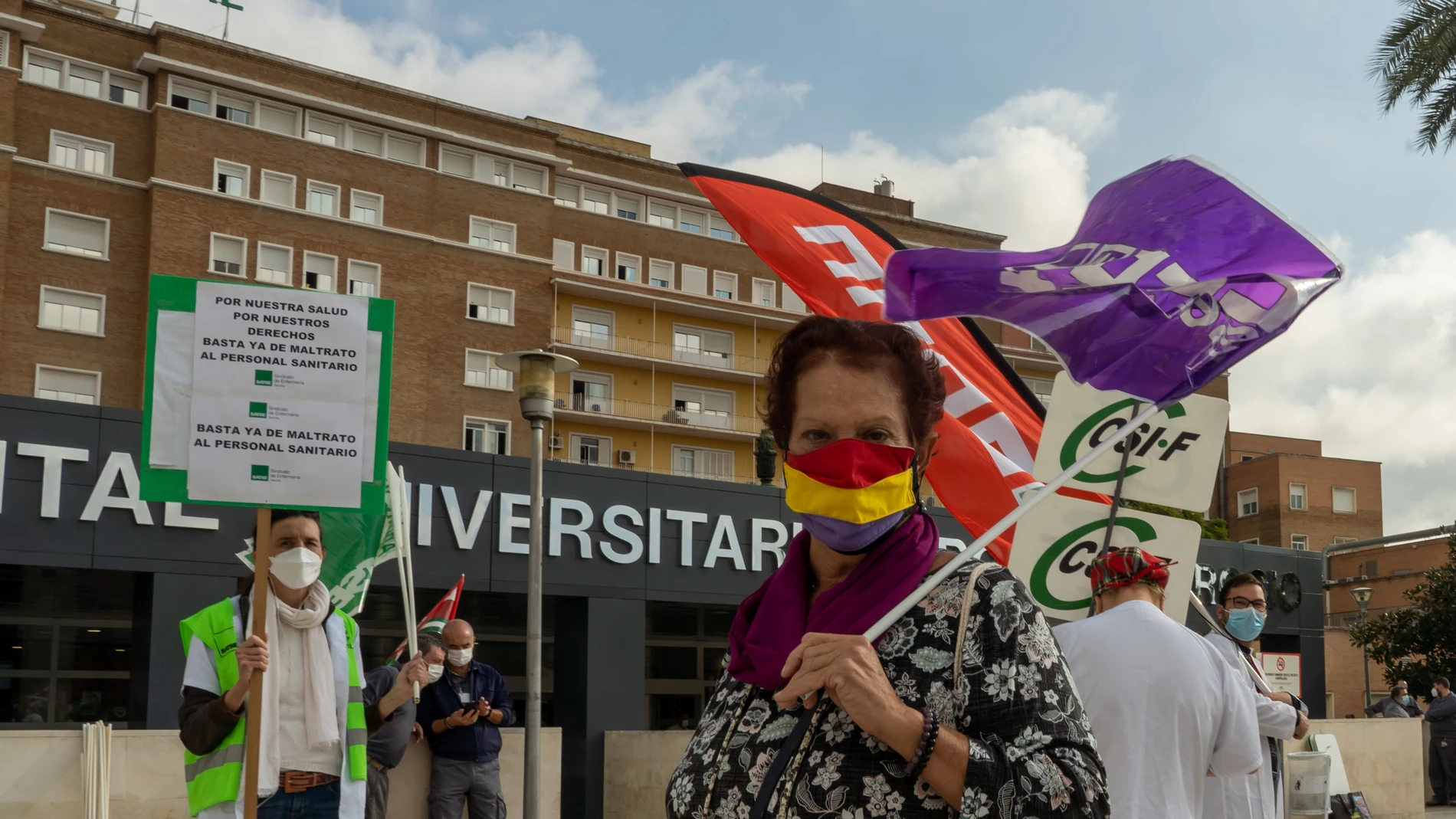 Una mujer con una mascarilla con los colores de la bandera republicana en una concentración de personal sanitario en Hospital Virgen del Rocío de Sevilla