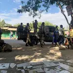 Los miembros de la Fuerza de Defensa Nacional de Etiopía (ENDF) se preparan para dirigirse a Sanja, región de Amhara, cerca de la frontera con Tigray
