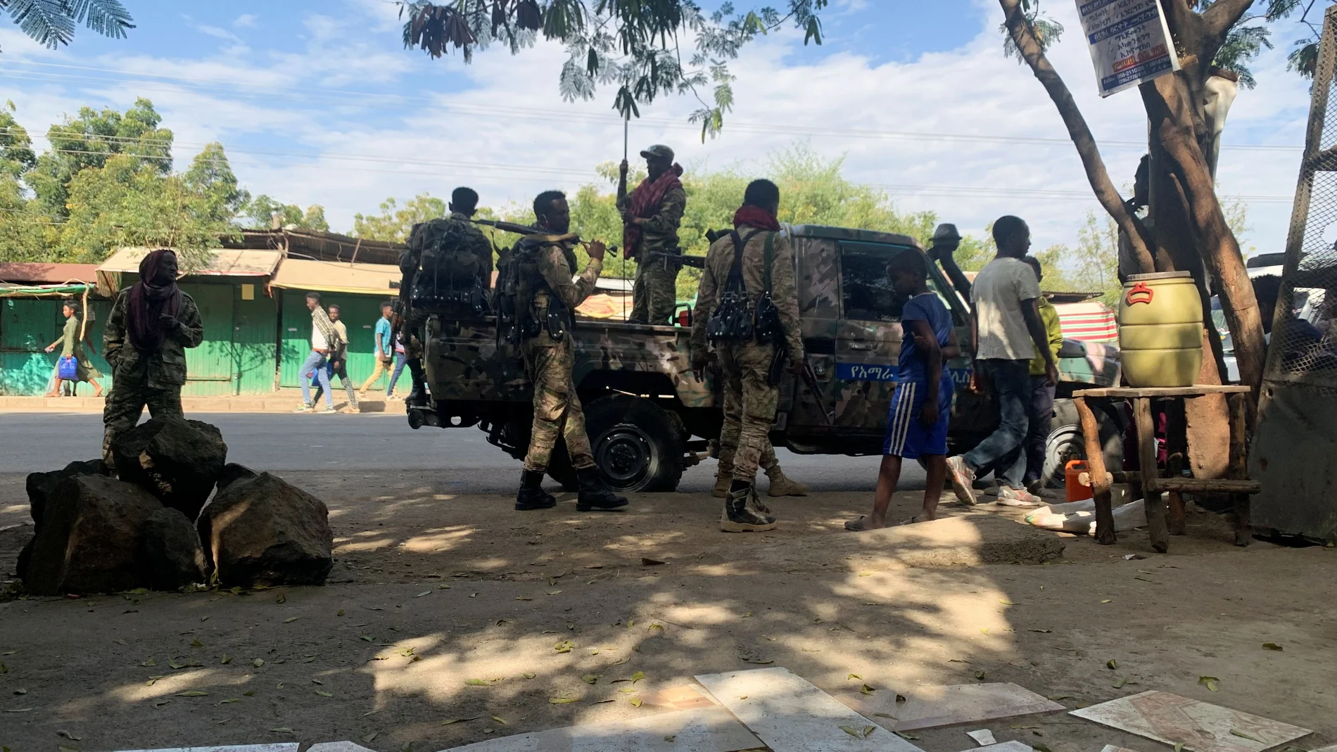 Los miembros de la Fuerza de Defensa Nacional de Etiopía (ENDF) se preparan para dirigirse a Sanja, región de Amhara, cerca de la frontera con Tigray