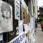 AME7013. BUENOS AIRES (ARGENTINA), 09/11/2020.- Un dibujo de Diego Armando Maradona es visto frente a la Clínica Olivos donde se encuentra internado el exfutbolista, hoy en Buenos Aires (Argentina). El médico personal de Diego Maradona, Leopoldo Luque, afirmó este domingo que el exfutbolista, ingresado en una clínica a las afueras de Buenos Aires, está "lúcido" y mejora en su estado de salud. "Está cada día mejor, es increíble la recuperación", dijo el médico en breves declaraciones a periodistas, tras visitar a Maradona. EFE/ Juan Ignacio Roncoroni