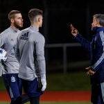 Luis Enrique conversa con los porteros De Gea y Kepa durante un entrenamiento