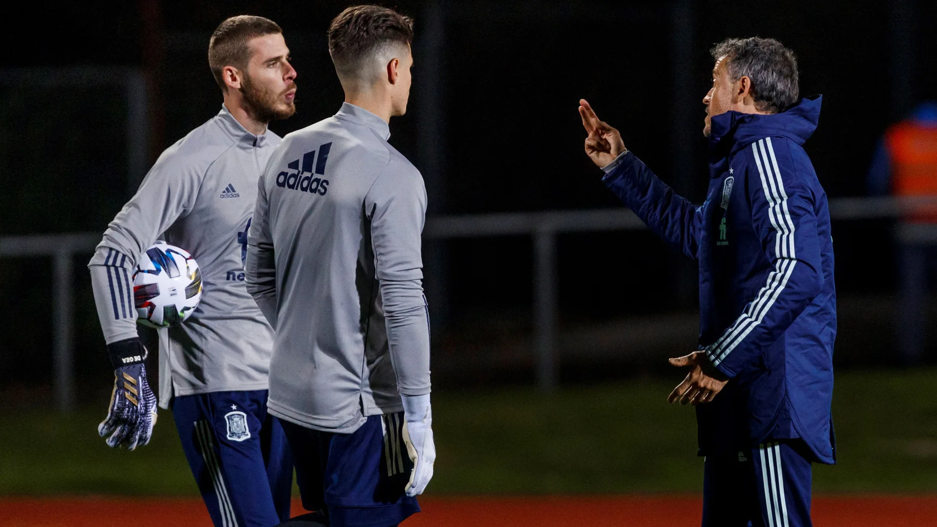 Luis Enrique conversa con los porteros De Gea y Kepa durante un entrenamiento