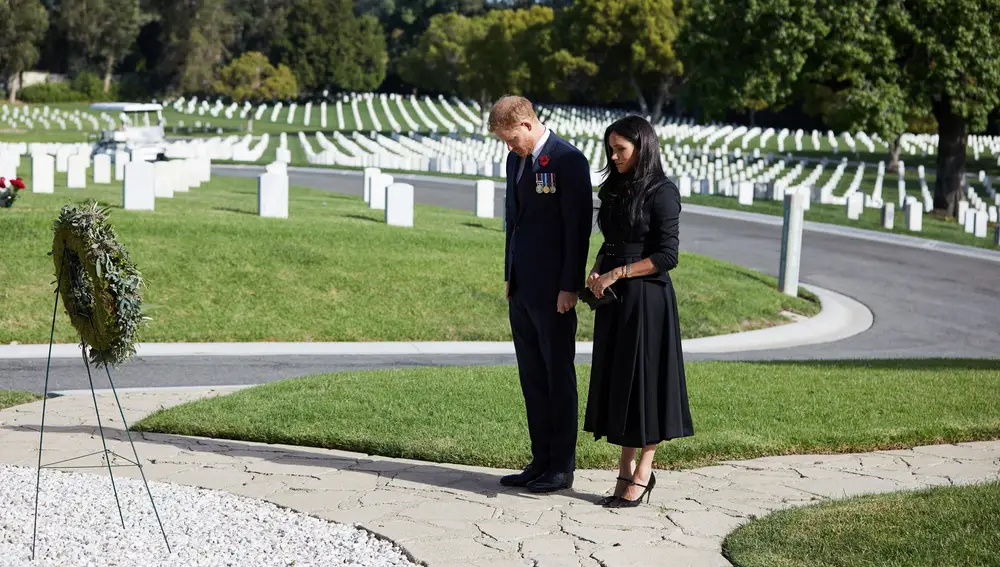 Britain's Prince Harry and Meghan, Duchess of Sussex visit the Los Angeles National Cemetery in honour of Remembrance Sunday, in Los Angeles, California, U.S., November 8, 2020. LEE MORGAN/Handout via REUTERS THIS IMAGE HAS BEEN SUPPLIED BY A THIRD PARTY. MANDATORY CREDIT. NO RESALES. NO ARCHIVES.