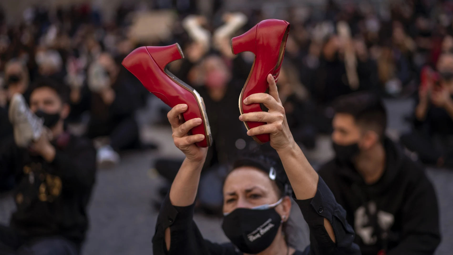 Una bailarina de flamenco protesta contra las restricciones. (AP Photo/Emilio Morenatti)