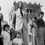 Carmen Polo, viuda de Franco, su hermana Isabel (detrás), acompañada de su yerno el Marqués de Villaverde (dc), con sus bisnietos Franciso y Alfonso (delante), y sus nietos, Merry, Jaime y Arancha que sujeta al bisnieto más pequeño Francisco de Borja; observan la llegada del helicóptero que lleva a los Reyes al Pazo de Meirás