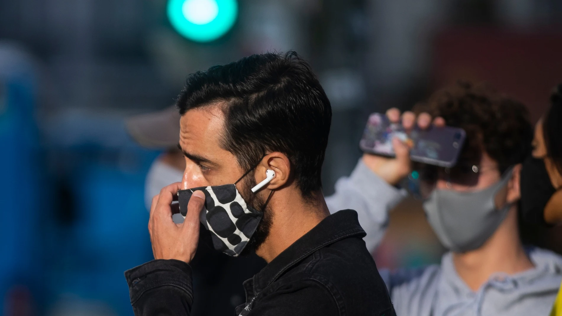 Personas con mascarilla en el centro de Madrid