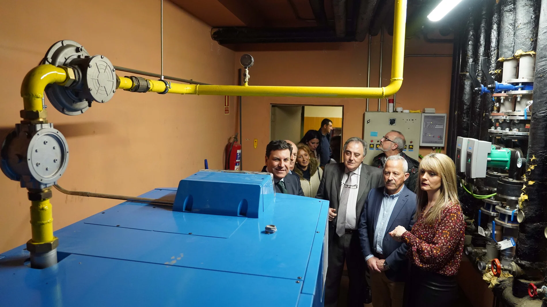 El consejero de Economía y Hacienda, Carlos Fernández Carriedo, durante una visita a las instalaciones en materia de eficiencia energética del Centro de Educación Infantil y Primaria ''La Laguna'', en Laguna de Duero