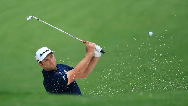 Jon Rahm golpea una bola durante su sesión de práctica del martes en el Augusta National