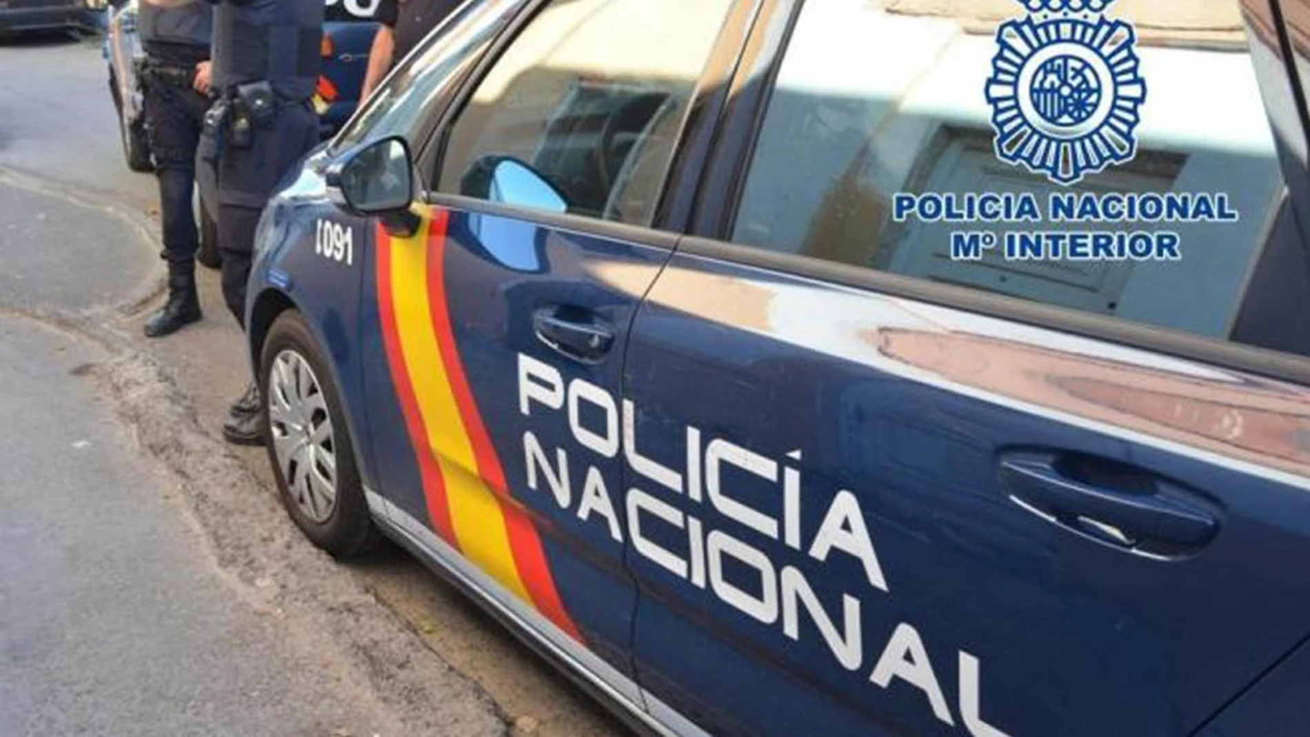 Agentes de la Policía Nacional detienen a una mujer por altercados en un bar de Valladolid