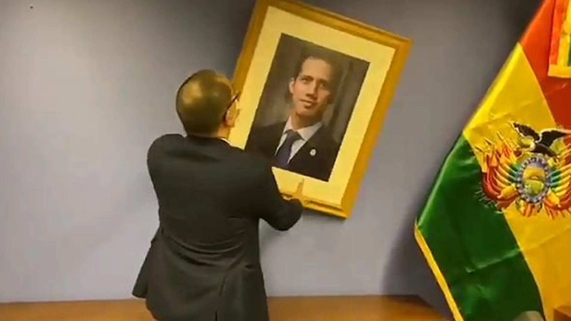 El ministro Jorge Arreaza retira el retrato de Guaidó de la embajada de Bolivia