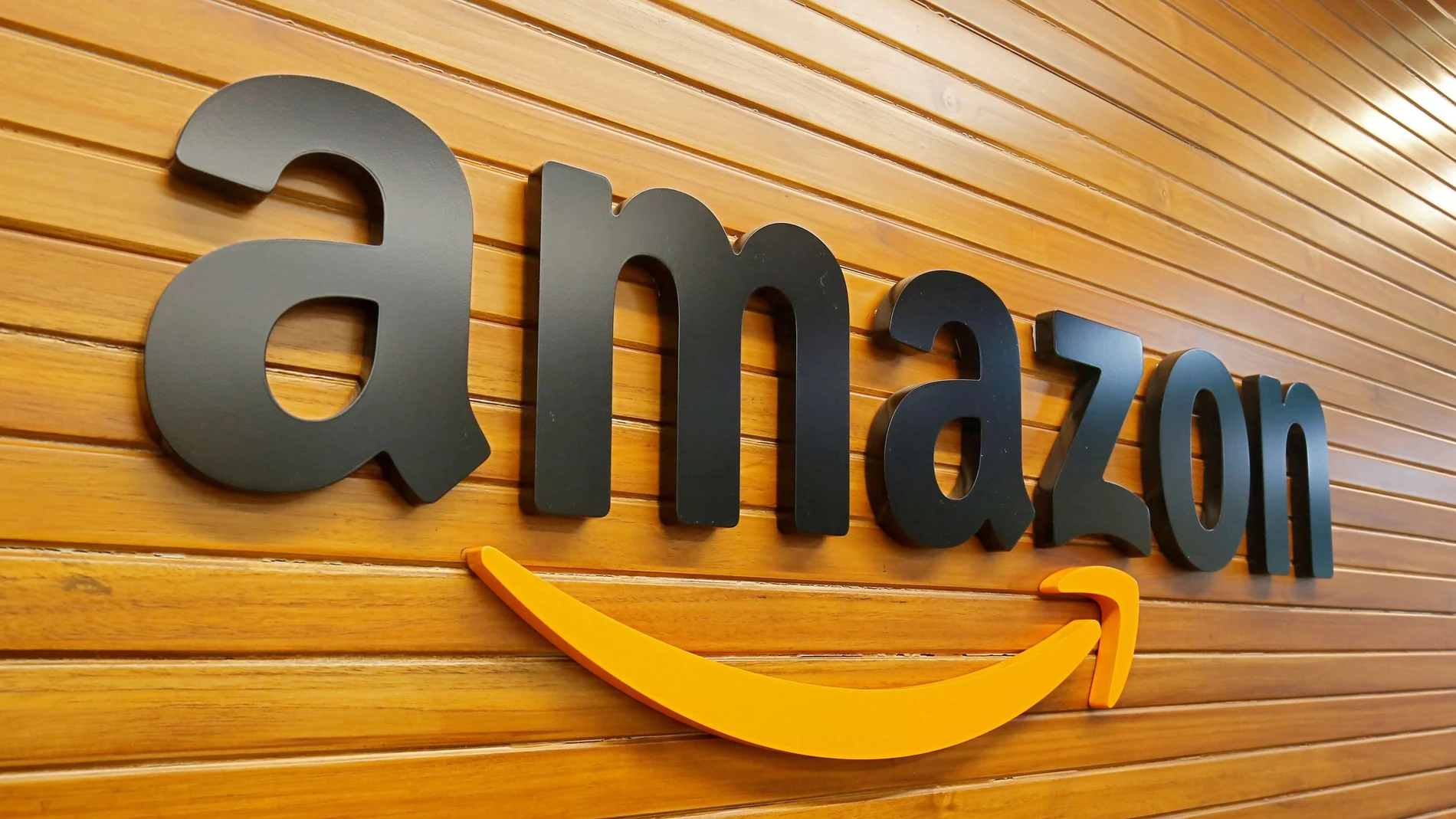Logo de Amazon en una de sus oficinas en India