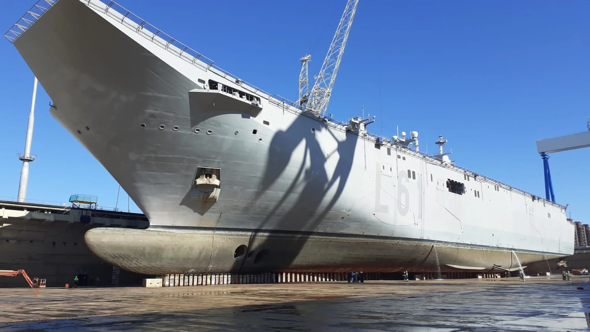 El buque "Juan Carlos I" en el dique seco de los astilleros de Puerto Real para su mantenimiento programado