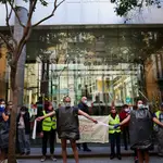 Trabajadores sanitarios vestidos con bolsas de basura como signo de protesta en una concentración frente a la Consejería de Sanidad, en Madrid