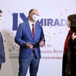 El presidente de las Cortes y de la Fundación Castilla y León, Luis Fuentes, conversa con Juan zapatero y Angélica Tanarro, tras presentar las becas