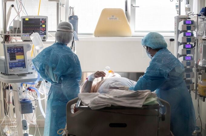 Enfermeras atienden a un paciente de COVID-19 en la UCI del Hospital Reina Sofía de Murcia