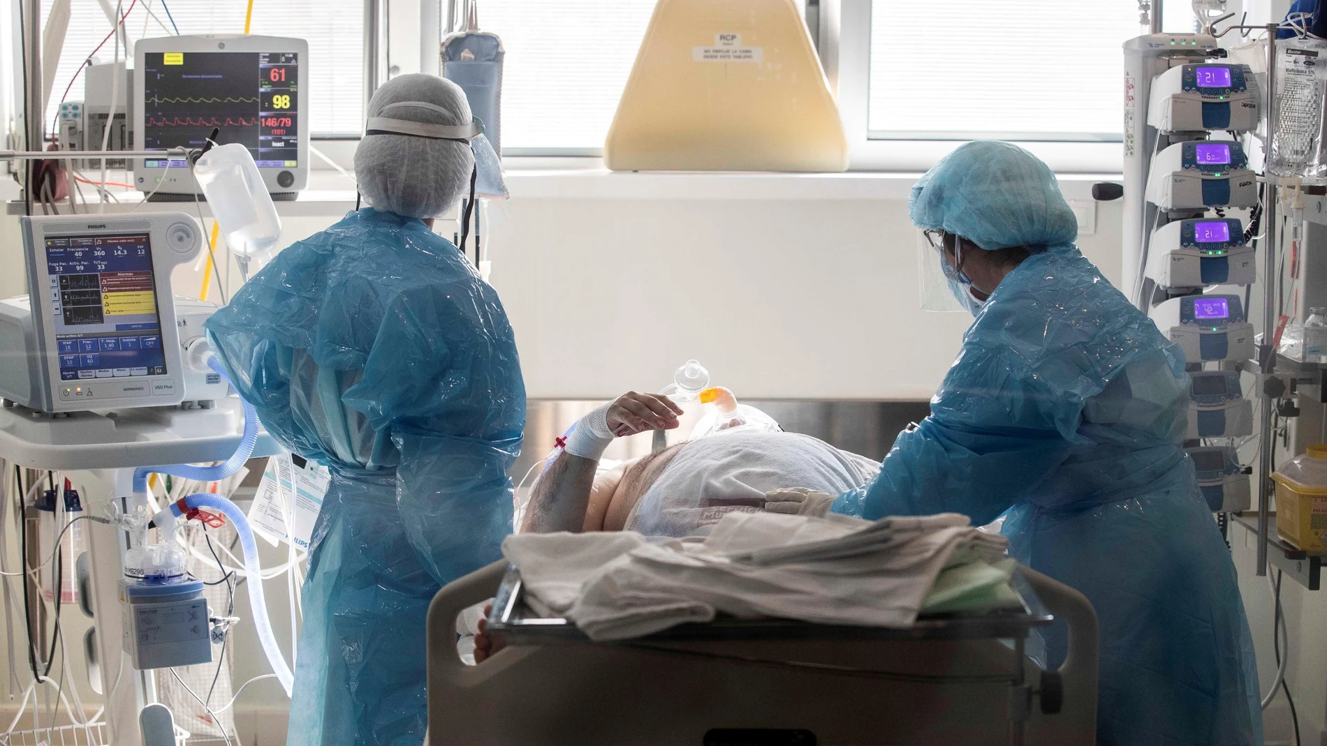 Enfermeras atienden a un paciente de COVID-19 en la UCI del Hospital Reina Sofía de Murcia