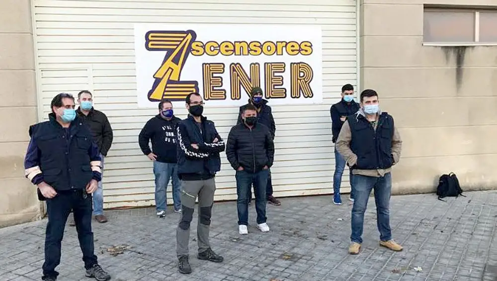 Concentración de trabajadores de Ascensores Zener en Segovia