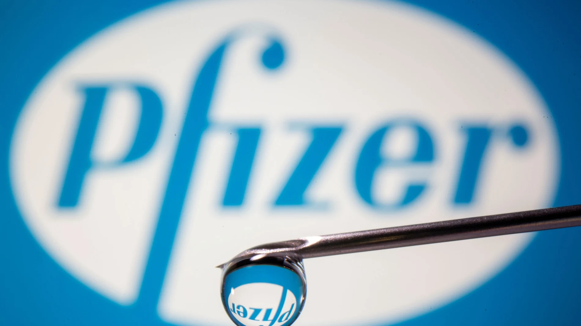 Logo de Pfizer reflejado en una gota de agua