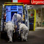 Personal sanitario de Urgencias del Hospital La Paz de Madrid reciben a un enfermo de Covid 19