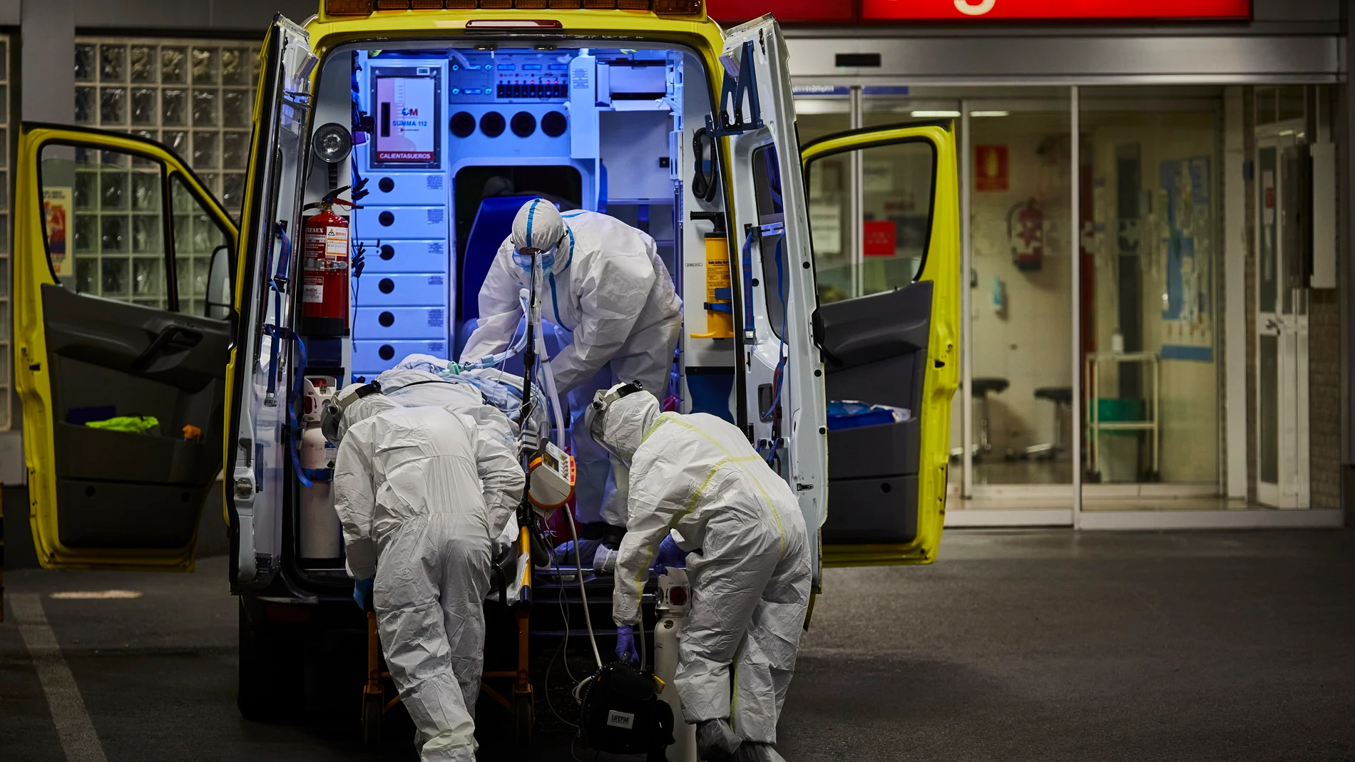 Personal sanitario de Urgencias del Hospital La Paz de Madrid reciben a un enfermo de Covid 19