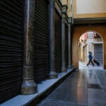 Calle Zacatin, una de las calles comerciales de la ciudad de Granada, vacía y con sus comercios y bares cerrados