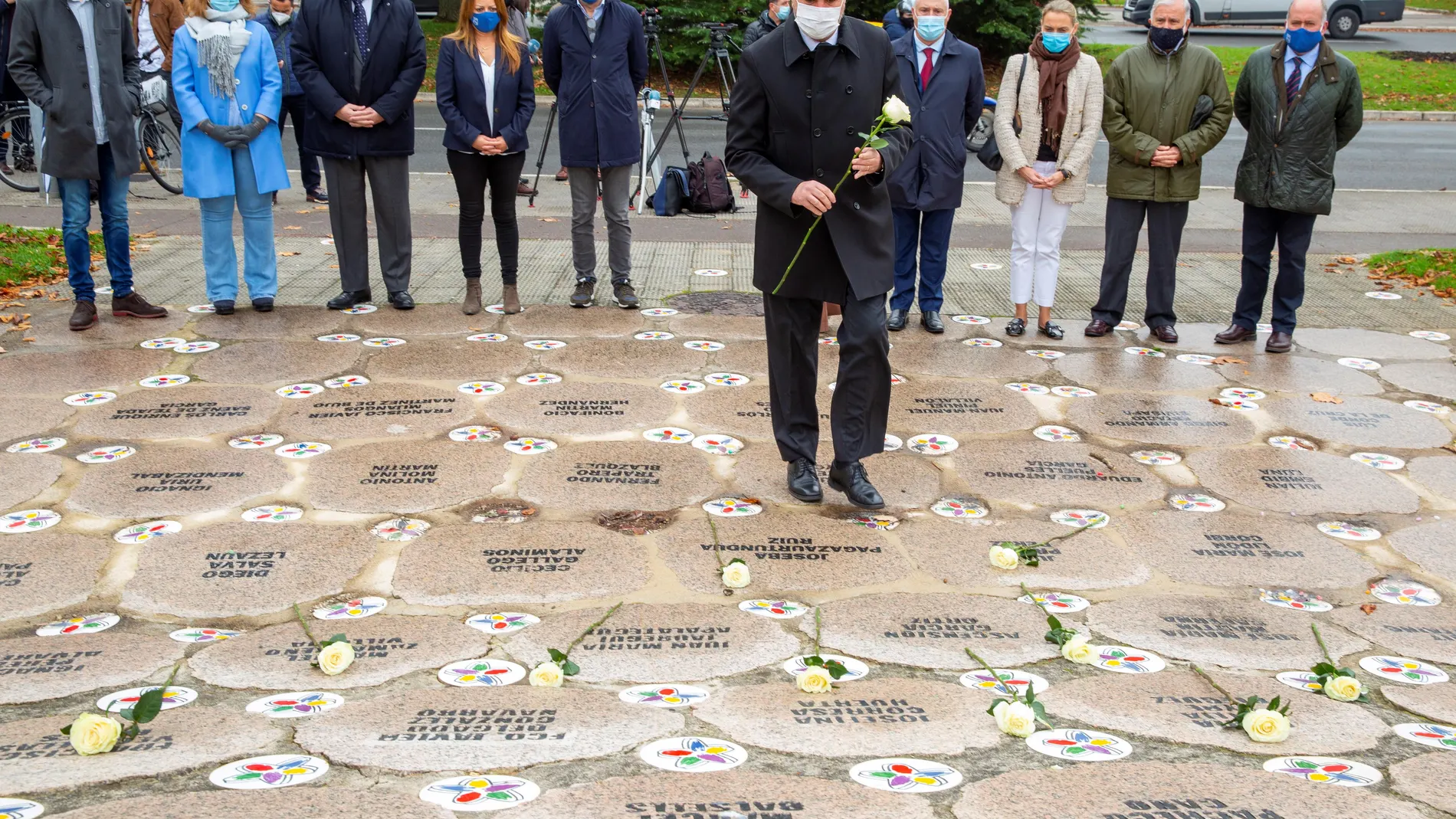 -El presidente del PP del País Vasco y del grupo PP+Cs en el Parlamento Vasco, Carlos Iturgaiz, participa este martes en Vitoria en un acto en homenaje a las víctimas de ETA convocado el Día de la Memoria en el que las instituciones vascas recuerdan a todas las víctimas de motivación política. EFE/David Aguilar