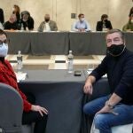 Los chefs Carme Ruscalleda y Joan Roca durante la reunión que reconocidos chefs y empresarios de restauración han mantenido este martes en Barcelona para analizar la incidencia de la pandemia en su sector