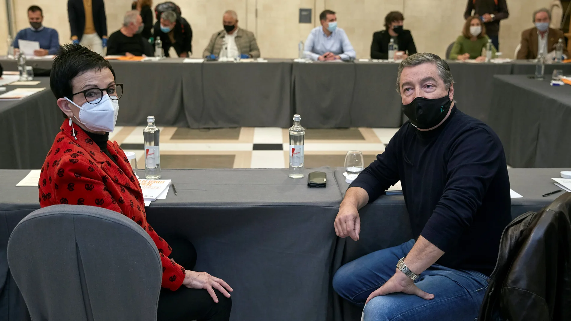 Los chefs Carme Ruscalleda y Joan Roca durante la reunión que reconocidos chefs y empresarios de restauración han mantenido este martes en Barcelona para analizar la incidencia de la pandemia en su sector