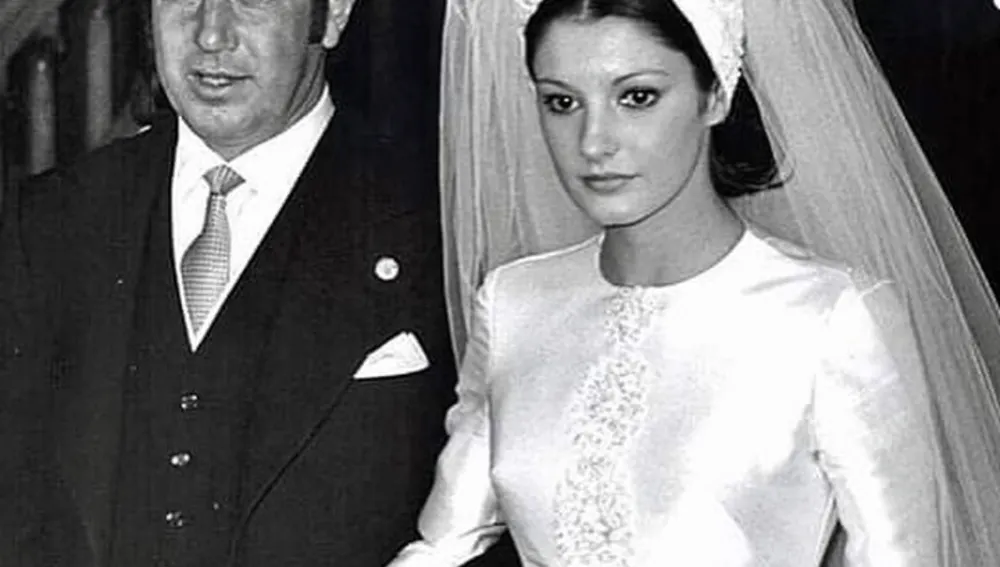 Carmen con su padre, Antonio Ordóñez, el día de su boda con Paquirri