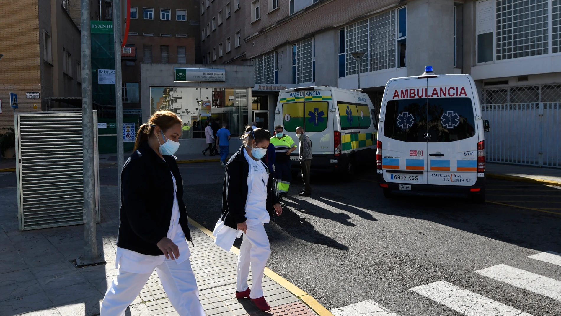 Sanitarios en el hospital Virgen del Rocío de Sevilla