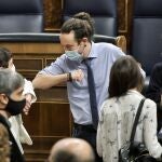 Pablo Iglesias saluda en el Congreso a varios diputados de Bildu