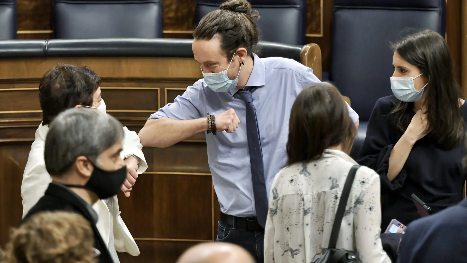 Pablo Iglesias saluda en el Congreso a varios diputados de Bildu