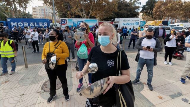 Trabajadores de la hostelería, taxistas y proveedores se manifiestan este miércoles en Cartagena para demandar al presidente de la Comunidad que les dejen trabajar. EFE/Marcial Guillén