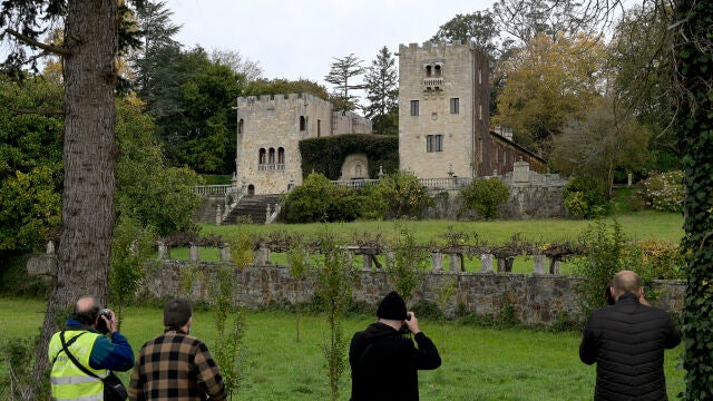 Varios fotógrafos realizan imágenes del Pazo de Meirás el día en que comenzó a realizarse el inventario de bienes de la finca
