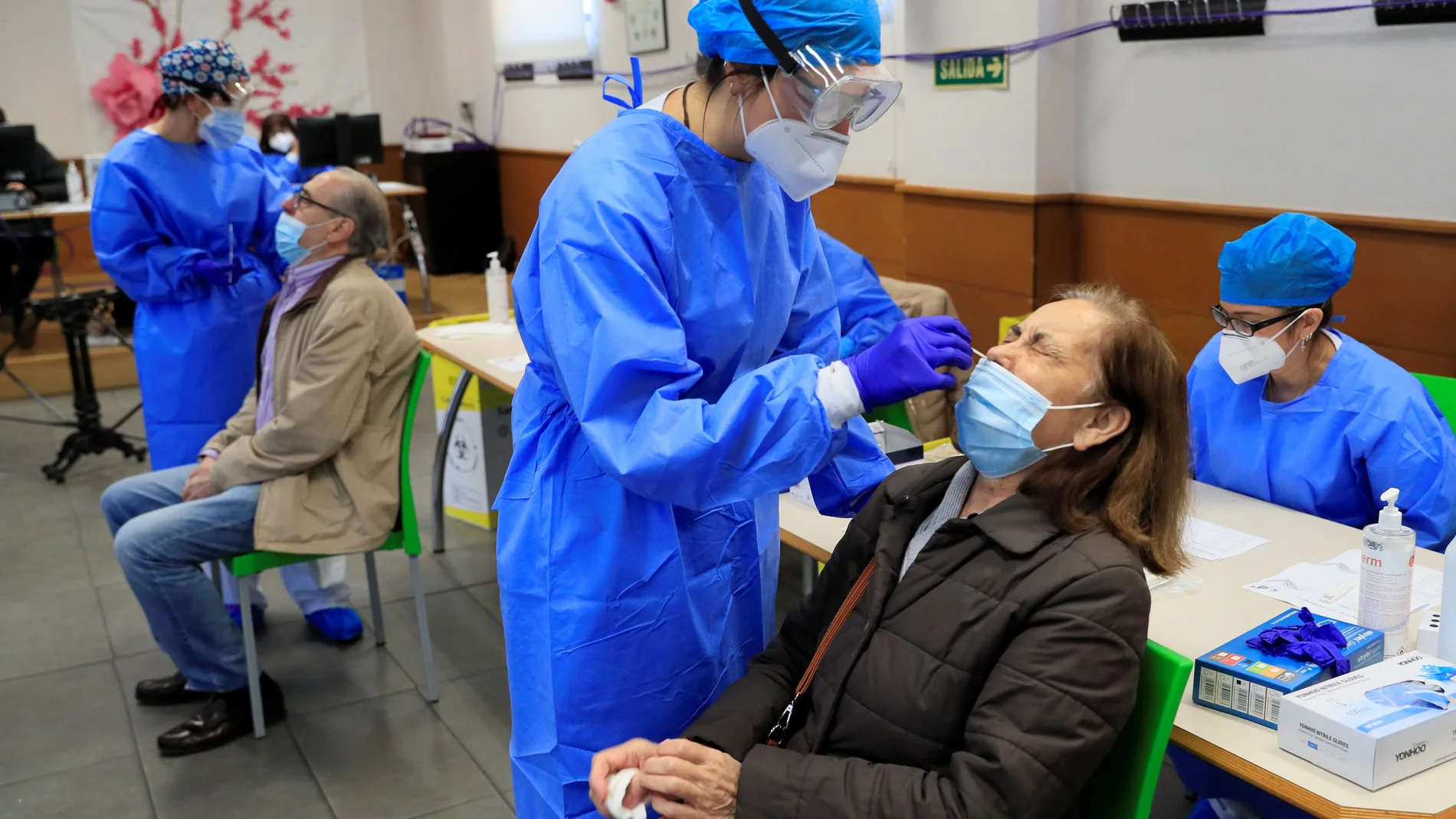 Los sanitarios realizan los tests de antígenos en el centro de mayores de la Plaza de la Remonta, en el distrito madrileño de Tetuán este miércoles, junto a la zona básica de salud de Villaamil.