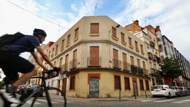 Imagen de archivo de un edificio abandonado y tapiado
