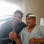 Maradona, con su médico