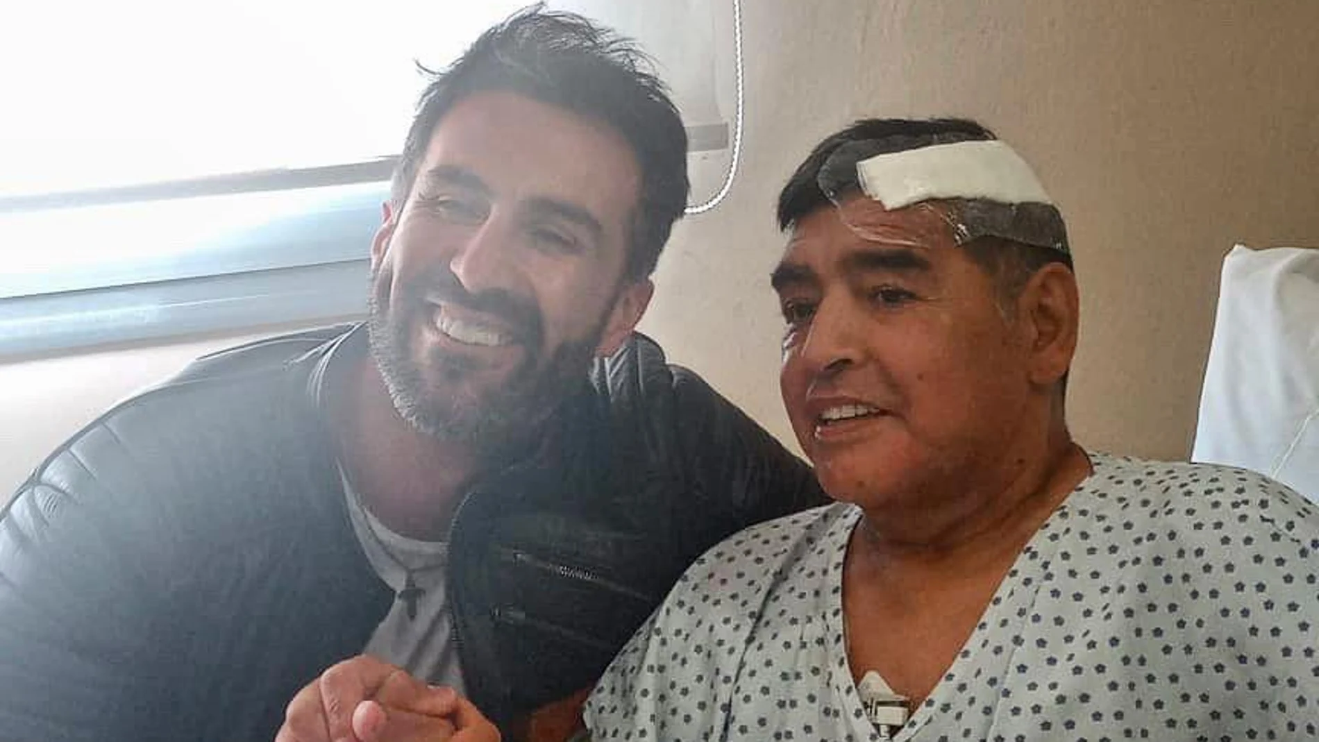 Maradona, con su médico