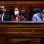El presidente del Gobierno, Pedro Sánchez (i), y los vicepresidentes primera, Carmen Calvo y segundo, Pablo Iglesias, en el Congreso. EFE/ Ballesteros