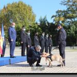 Marlaska condecora a uno de los perros