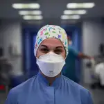 Una enfermera protegida con mascarilla mira a la cámara en las instalaciones pertenecientes a la UCI de la Clínica Universidad de Navarra, en Pamplona, Navarra, (España)
