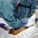 Una enfermera atiende a un paciente covid en la UCI