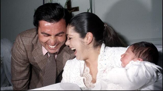 La cantante Isabel Pantoja y el torero Francisco Rivera en el día del nacimiento de su hijo Kiko. Skorpa