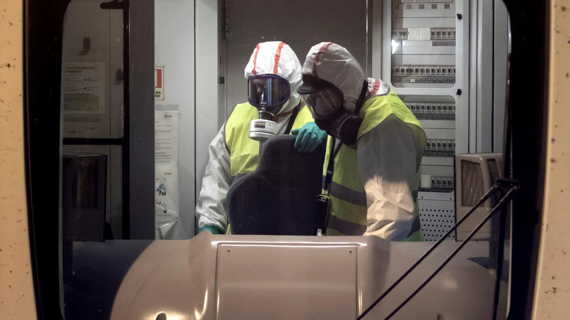 Dos operarios de Ferrocarriles de la Generalitat Valenciana (FGV), realiza labores de desinfección en un vagón de Metrovalencia mediante nebulización con peróxido de hidrógeno, con la finalidad de hacer frente a los efectos de la pandemia de la covid-19
