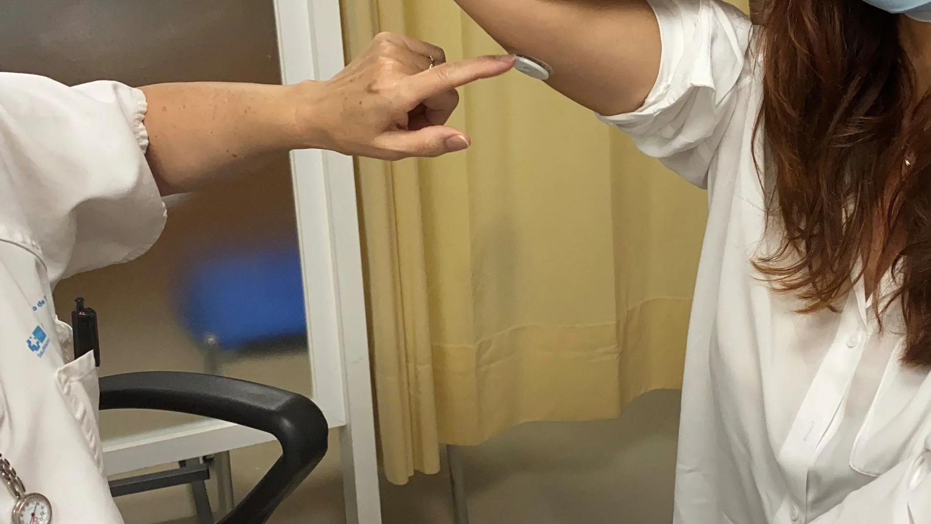 Instalan el sensor, del tamaño de una moneda de dos euros, a una paciente en el Hospital de Móstoles, en la Comunidad de Madrid