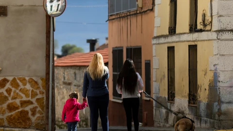 María con dos de sus hijas y un perro adiestrado para protegerlas