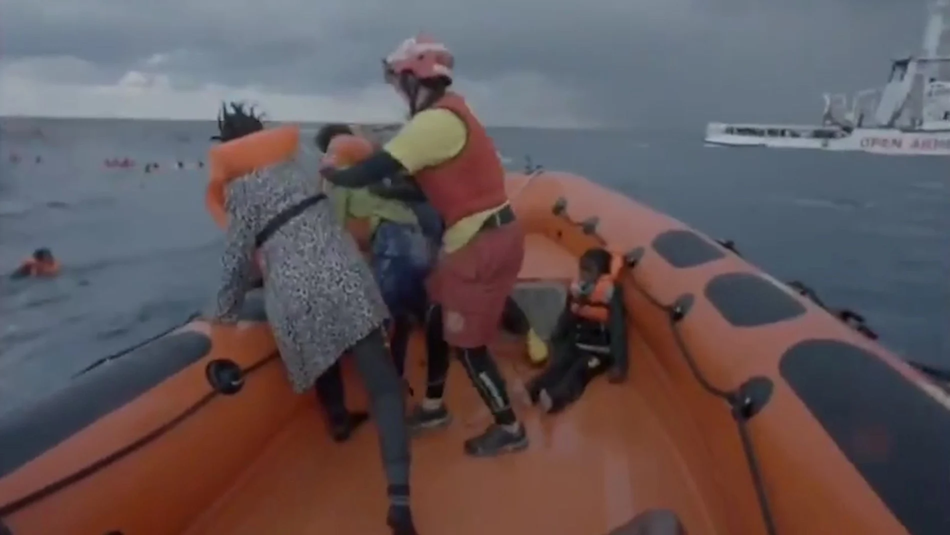 El 'Open Arms' recupera cinco cadáveres y un bebé muere a bordo tras un naufragio en el Mediterráneo