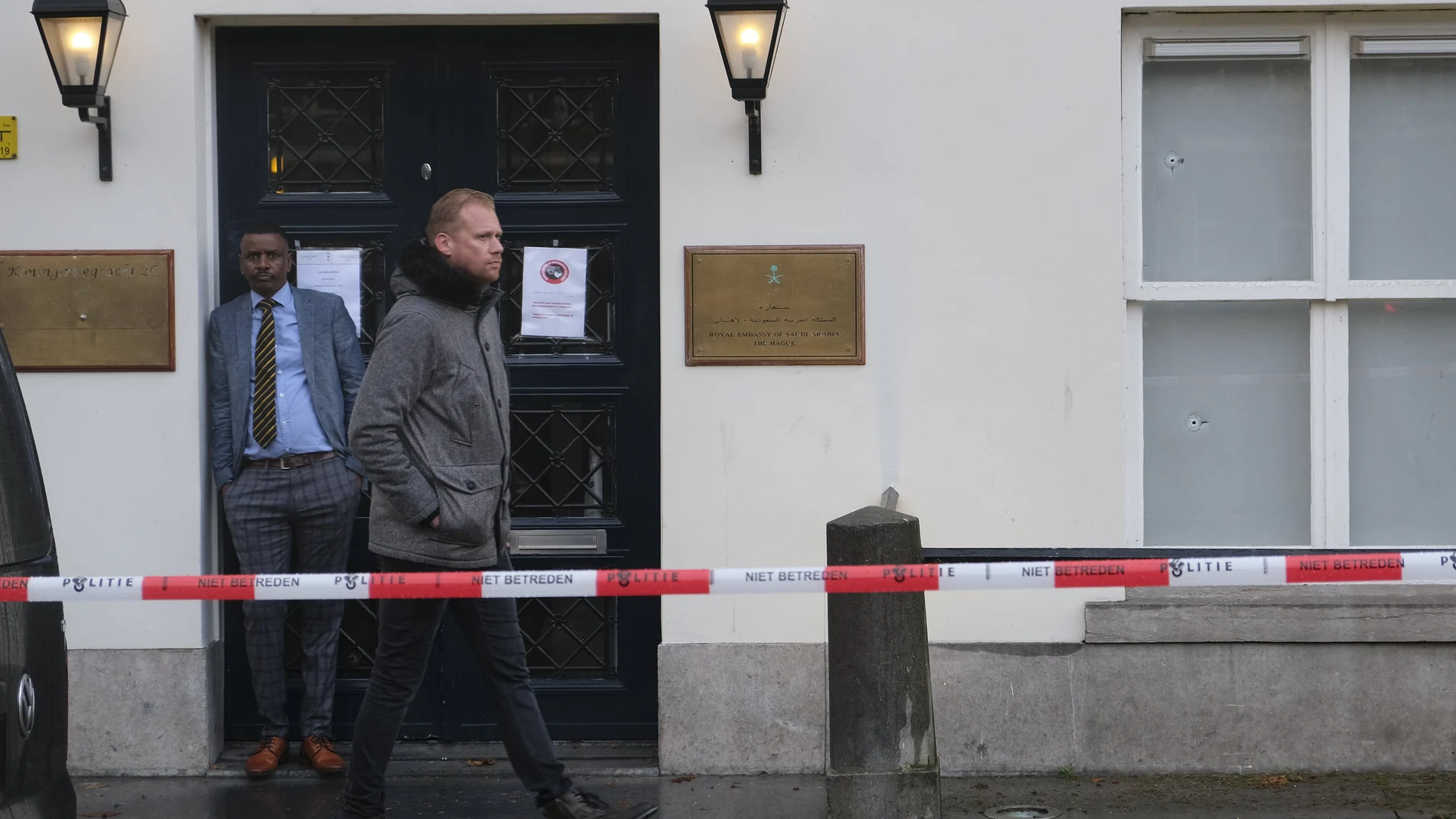 Impactos de bala en la embajada saudí en La Haya